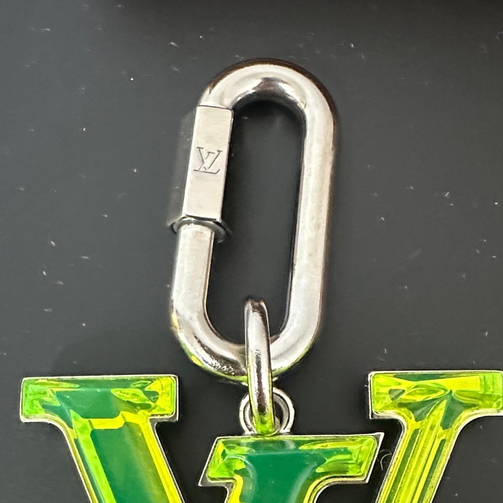Louis Vuitton 💯% Authentic Neon Green Key Chain w Dustbag & Box. Excellent Con’d - Picture 6 of 10